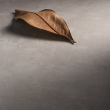 Carica l'immagine nel visualizzatore di Gallery, Mobile Bagno Sospeso 100cm Con Ripiano A Sinistra E Specchiera Cemento Grigio Caldo DUBON