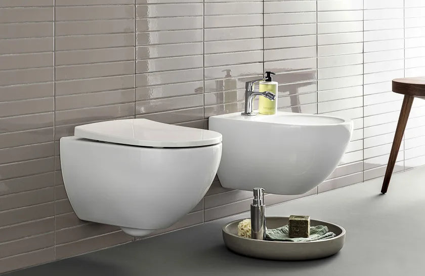 Sanita e bidé suspensos Geberit iCon Square, fixação oculta, Rimfree