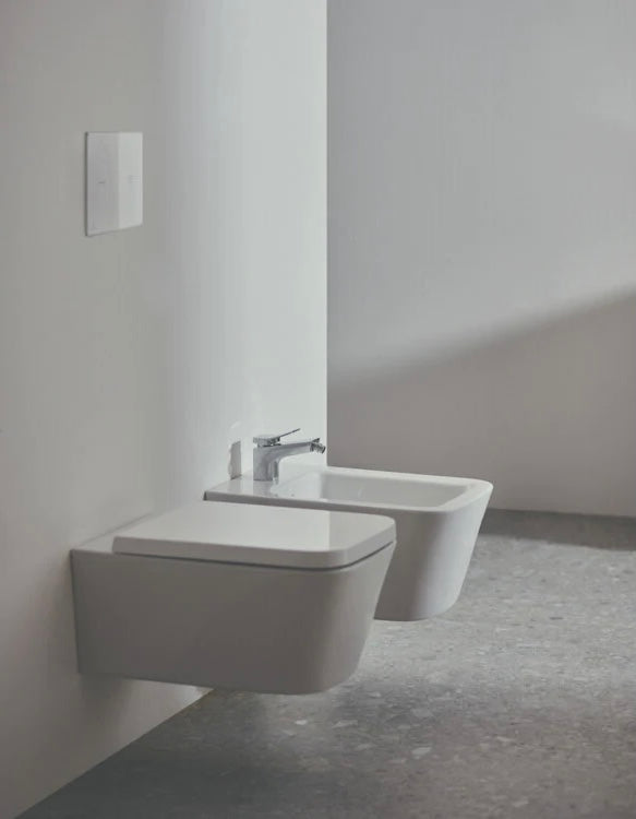 Conjunto de vaso sanitário e bidê suspensos de parede com furo único padrão Ideal 