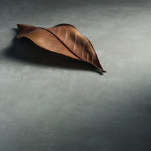 Carica l'immagine nel visualizzatore di Gallery, Mobile Bagno Sospeso 80cm Effetto Cemento Grigio Caldo Con Ripiano A Destra E Specchiera DOMINO
