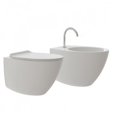 Carica l&#39;immagine nel visualizzatore di Gallery, Coppia Sanitari Sospesi Colore Bianco Serie Comfy Wc rimless con coprivaso slim rallentato e bidet monoforo sospesi per installazione a muro serie Comfy
