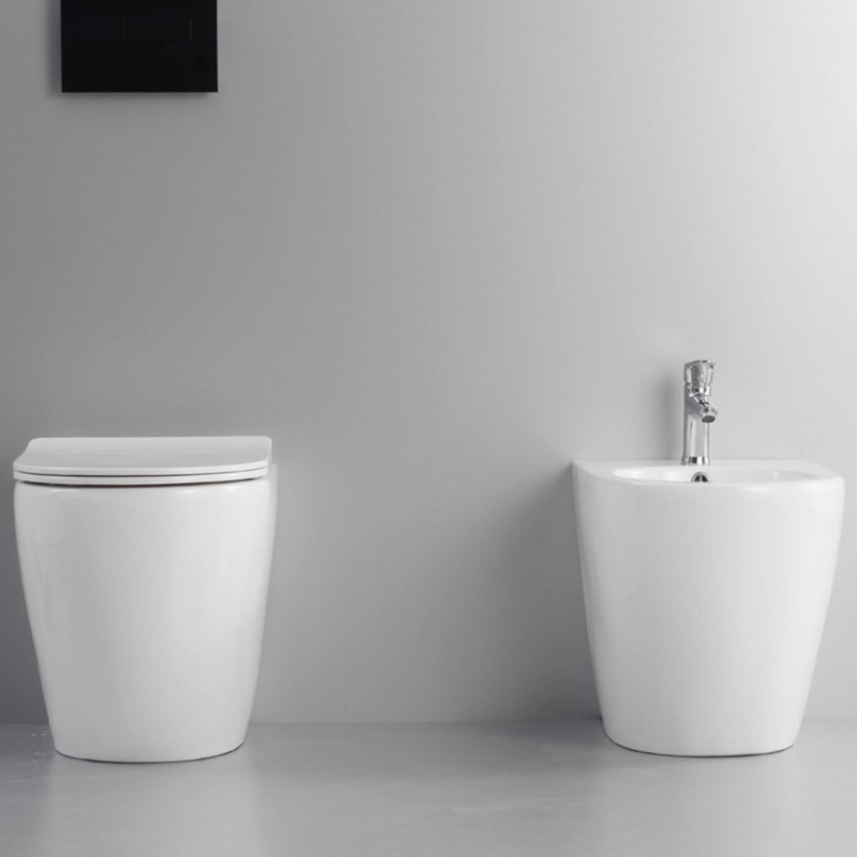Sanitari A Pavimento Filo Muro Colore Bianco Serie Hula